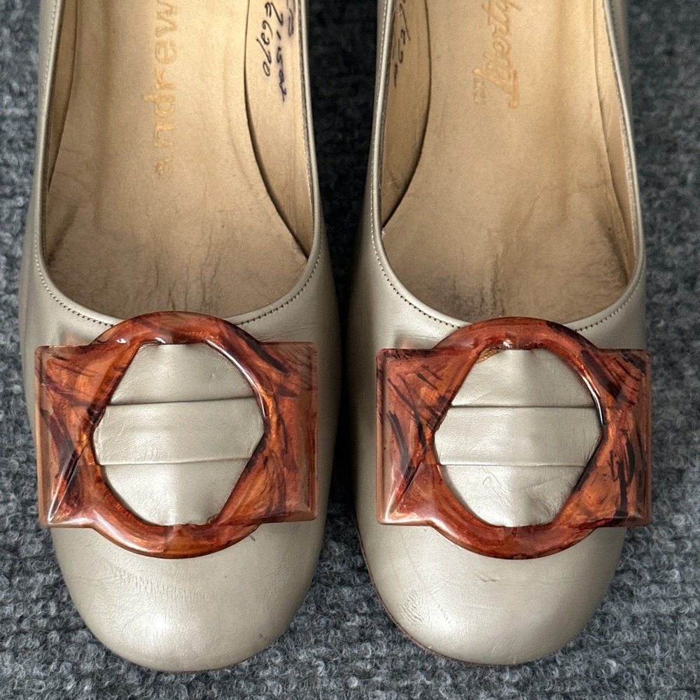 Vintage 60s Andrew Geller Pumps Womens 8B Beige Leather Buckle Kitten Heel Shoes - Picture 8 of 14